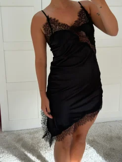 Hot Dear Molly Lace Midi Dress Black