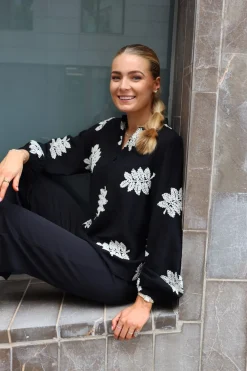 Hot Liberte Meg Ls Vneck Blouse 22318 Black Creme Leaf
