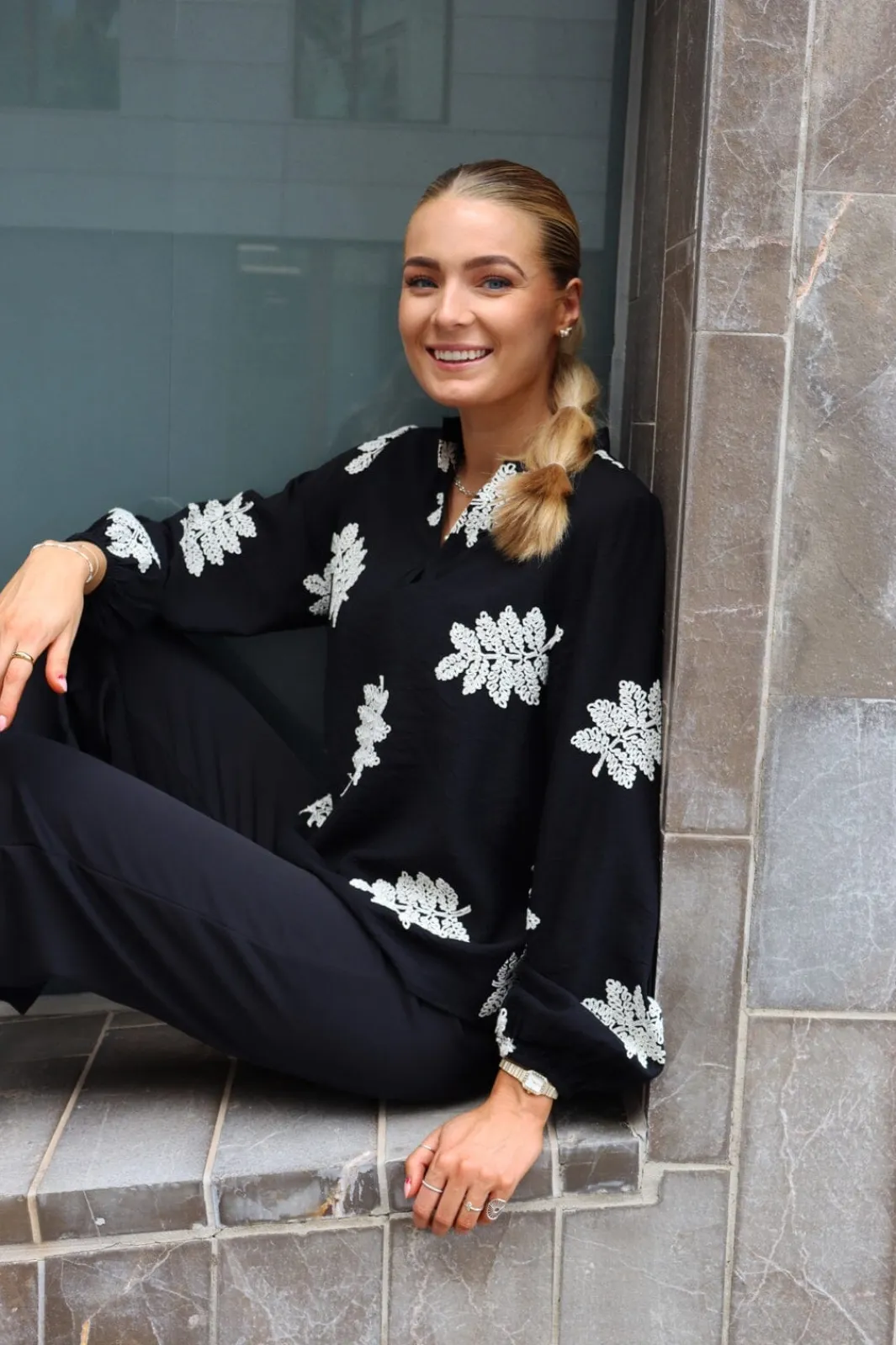 Hot Liberte Meg Ls Vneck Blouse 22318 Black Creme Leaf