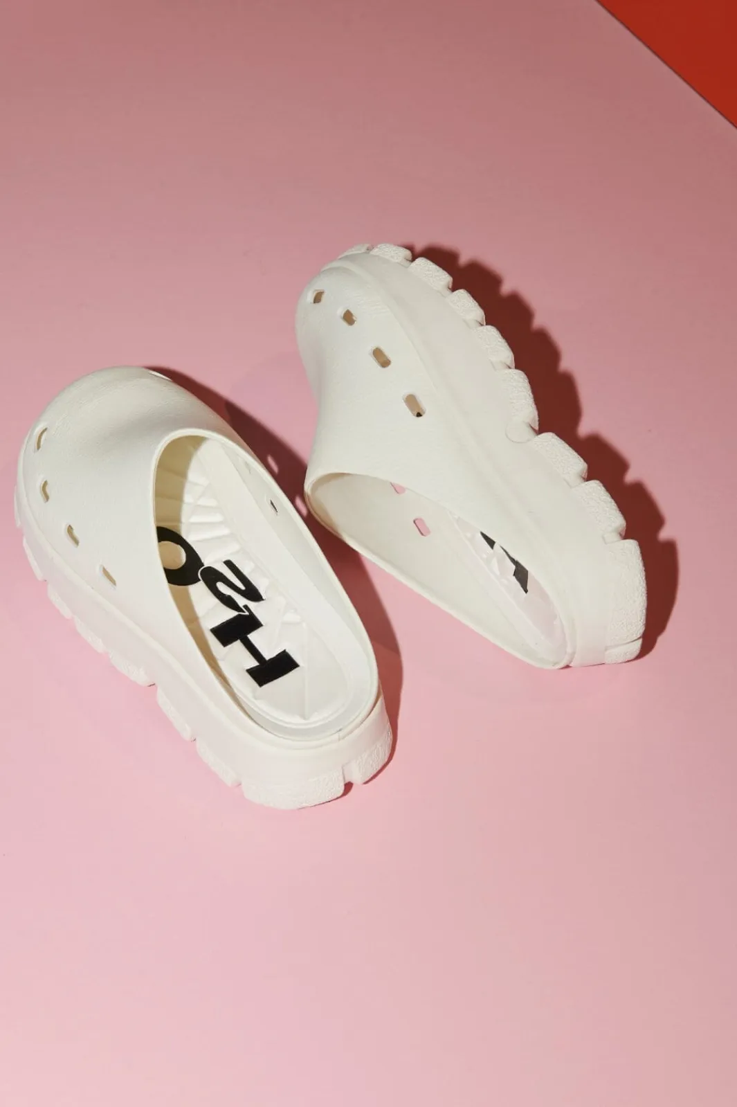 New H2O Trek Closed Sandal 1008 Cannoli Cream